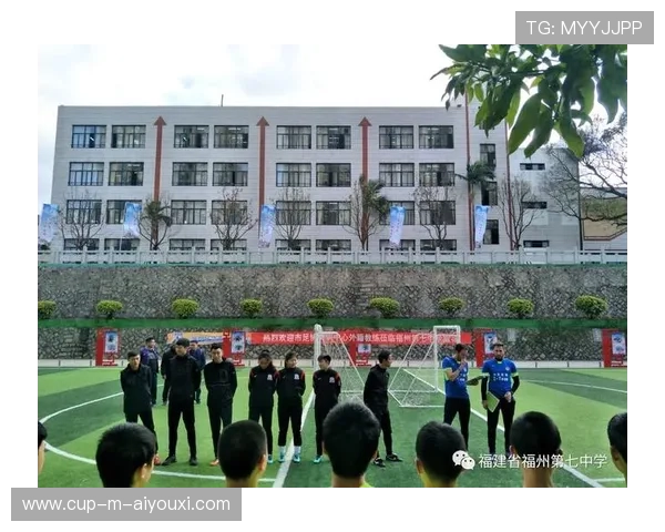足球俱乐部在青训中实施学业监控与升学辅导并行制度，足球青训机构